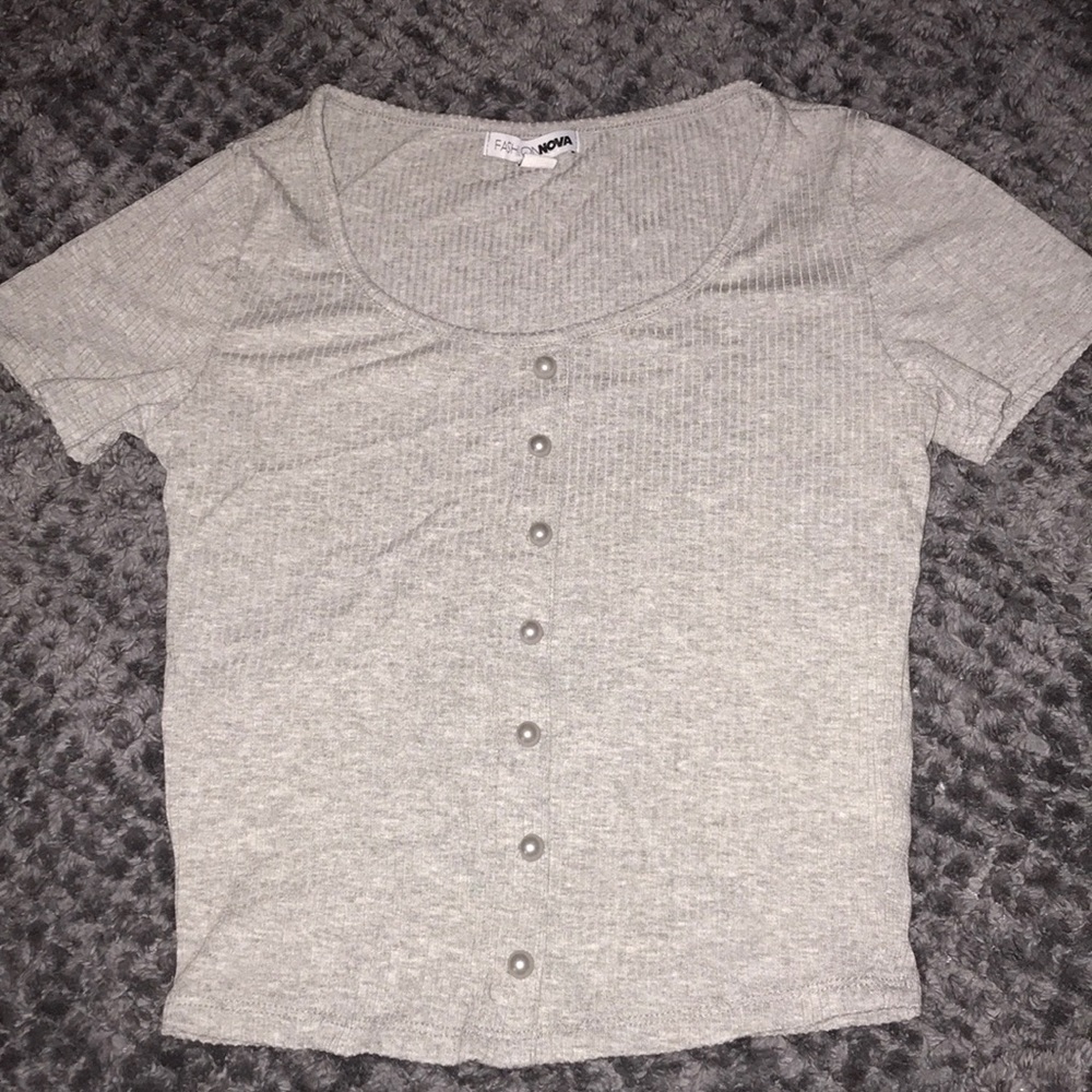 Button on down ribbed tee